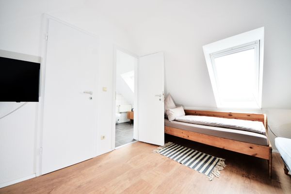  Haus Blümlein Wangerooge Wangerooge - Ein Schlafzimmer mit eigenem Bad unter dem Dach.