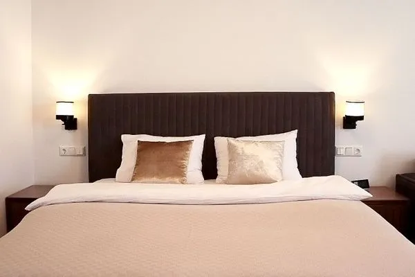 Doppelbett mit Kissen  Strandnahe Souterrain-Ferienunterkunft - Mit gratis Bettwäsche-Paket