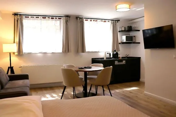 Ansicht Wohnzimmer mit TV  Strandnahe Souterrain-Ferienunterkunft - Mit gratis Bettwäsche-Paket