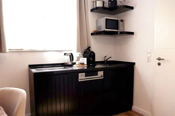 Ansicht Küchenzeile  Strandnahe Souterrain-Ferienunterkunft - Mit gratis Bettwäsche-Paket