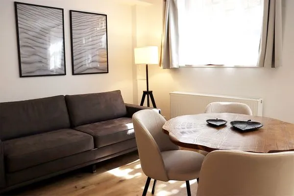 Sitz- und Essbereich  Strandnahe Souterrain-Ferienunterkunft - Mit gratis Bettwäsche-Paket