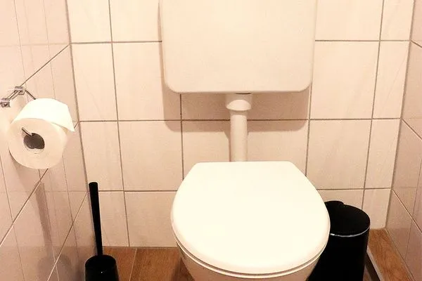 Toilette im Badezimmer  Strandnahe Souterrain-Ferienunterkunft - Mit gratis Bettwäsche-Paket