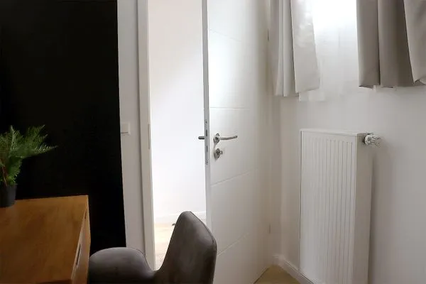 Zugang zum Schlafzimmer über den kleinen Flur  Strandnahe Souterrain-Ferienunterkunft - Mit gratis Bettwäsche-Paket