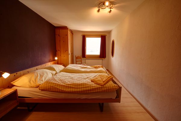Chesa Munteratsch 2 1/2-Zimmerwohnung 202 Typ G Silvaplana - Schlafzimmer