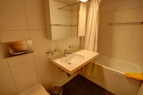 Chesa Munteratsch 3 1/2-Zimmerwohnung 508 Typ H Silvaplana - -img.tag.bathroom-