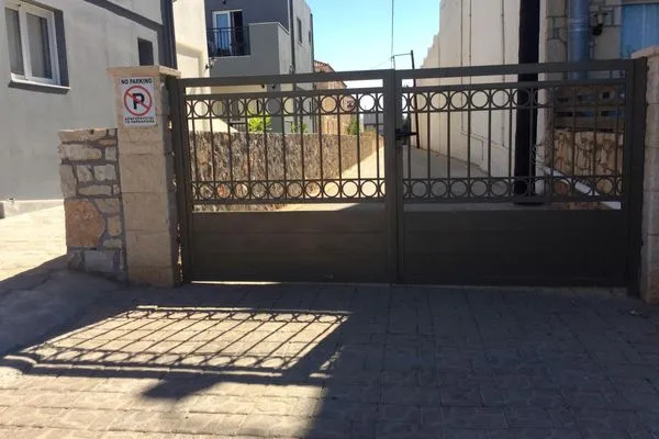 Facade / entrance  Inga-Analpisi