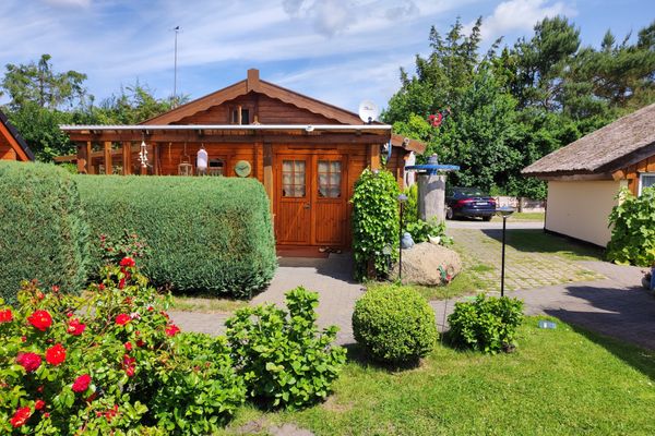  Vogelnest Born - Fassade / Eingang