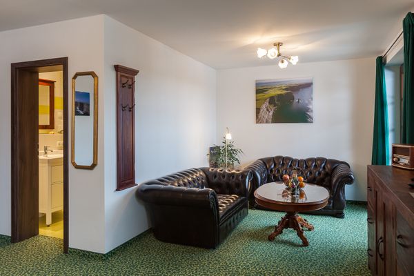 Vitusfort Doppelzimmer Cliff of Moher Ferienwohnungen in Hopfen am See - Wohnzimmer