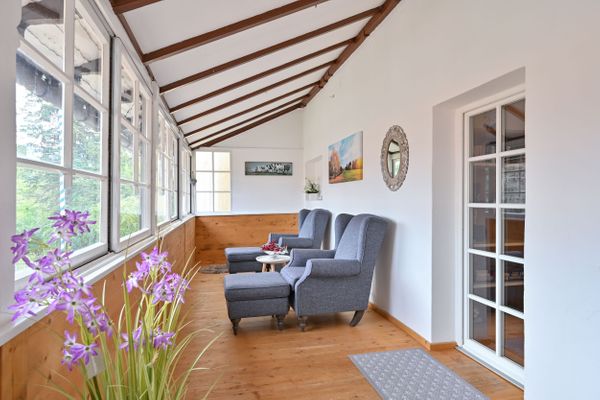 Alte Jagdschloss Ferienwohnung Sophia Ferienwohnungen in Pfronten - Überdachter Balkon