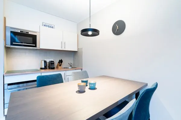 Küchenzeile mit gemütlicher Sitzecke Gorch-Fock-Park Ferienwohnung "App. 31 Hygge"