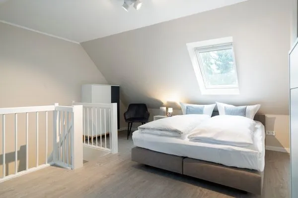 oberes Schlafzimmer mit Doppel-Bett Gorch-Fock-Park Ferienwohnung "App. 31 Hygge"