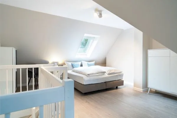 oberes Schlafzimmer mit Doppel-Bett Gorch-Fock-Park Ferienwohnung "App. 31 Hygge"