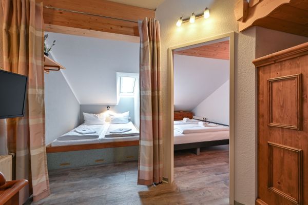 Ferienanlage Neuschwansteinblick Ferienwohnung 129 Ferienwohnungen in Füssen - Schlafzimmer