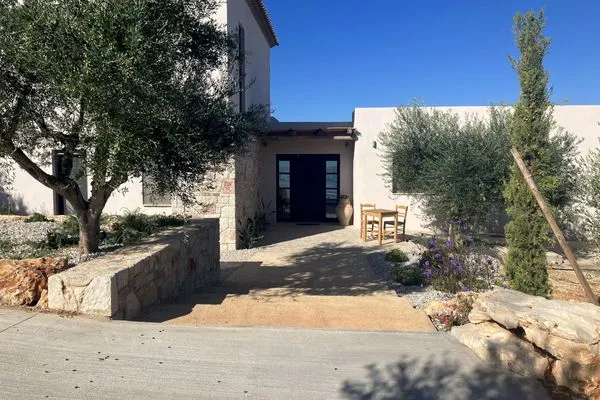 Facade / entrance  Villa Sapientza