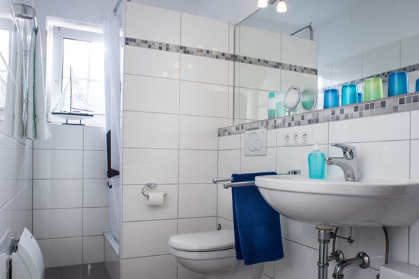 Theodor-Mommsen-Weg 5 Wohnung Friesenrose Bad - Badezimmer