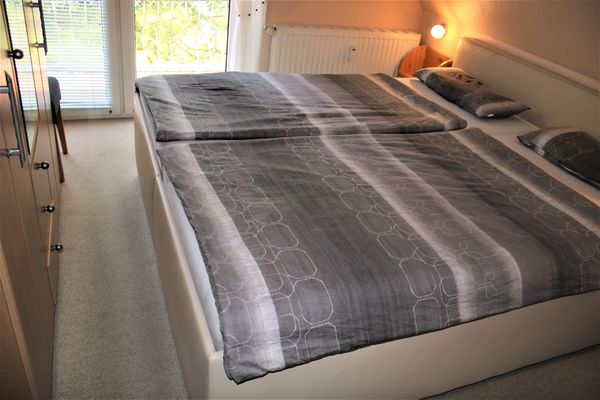  Whg. Wattenglück am Wäldchen Dorf - Schlafzimmer