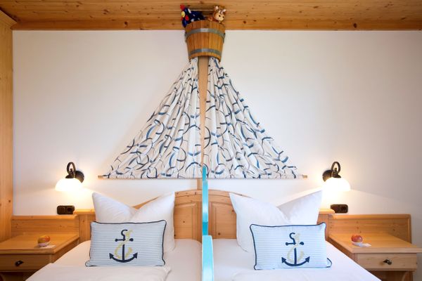 BIO-Bauernhof Salenberghof Ferienwohnung Panorama Ferienwohnungen in Rieden am Forggensee - Schlafzimmer