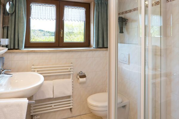 BIO-Bauernhof Salenberghof Ferienwohnung Traumblick Ferienwohnungen in Rieden am Forggensee - Badezimmer