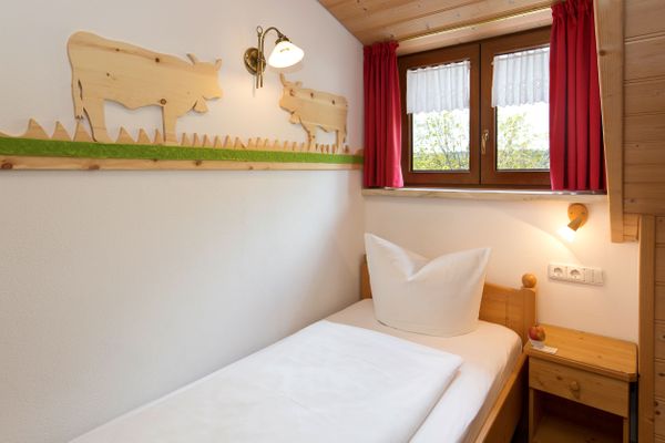 BIO-Bauernhof Salenberghof Ferienwohnung Traumblick Ferienwohnungen in Rieden am Forggensee - Schlafzimmer