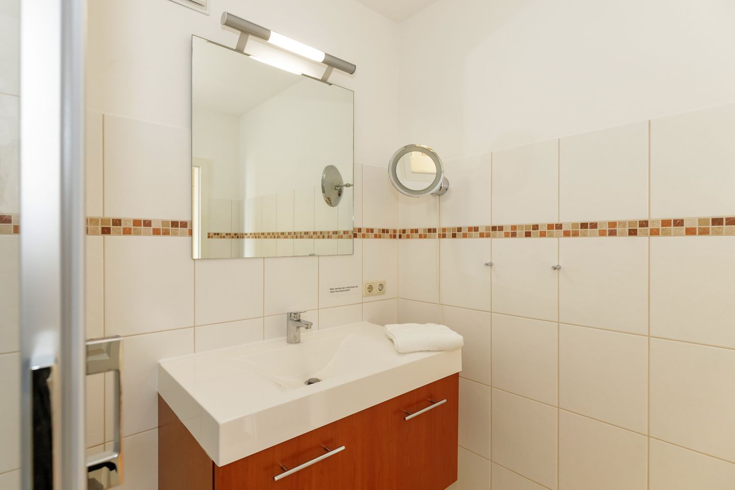 Urlaubsräume am Meer Urlaubsräume am Meer 3-13 Kühlungsborn - Badezimmer mit Waschtisch