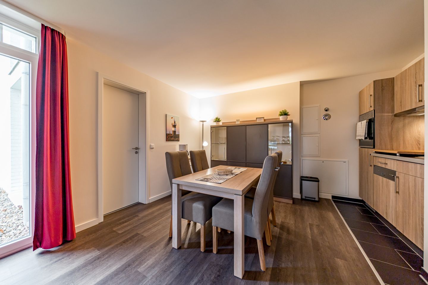 Resort Deichgraf Resort Deichgraf 27-05 Wremen - Wohn-/Essbereich mit Küchenzeile