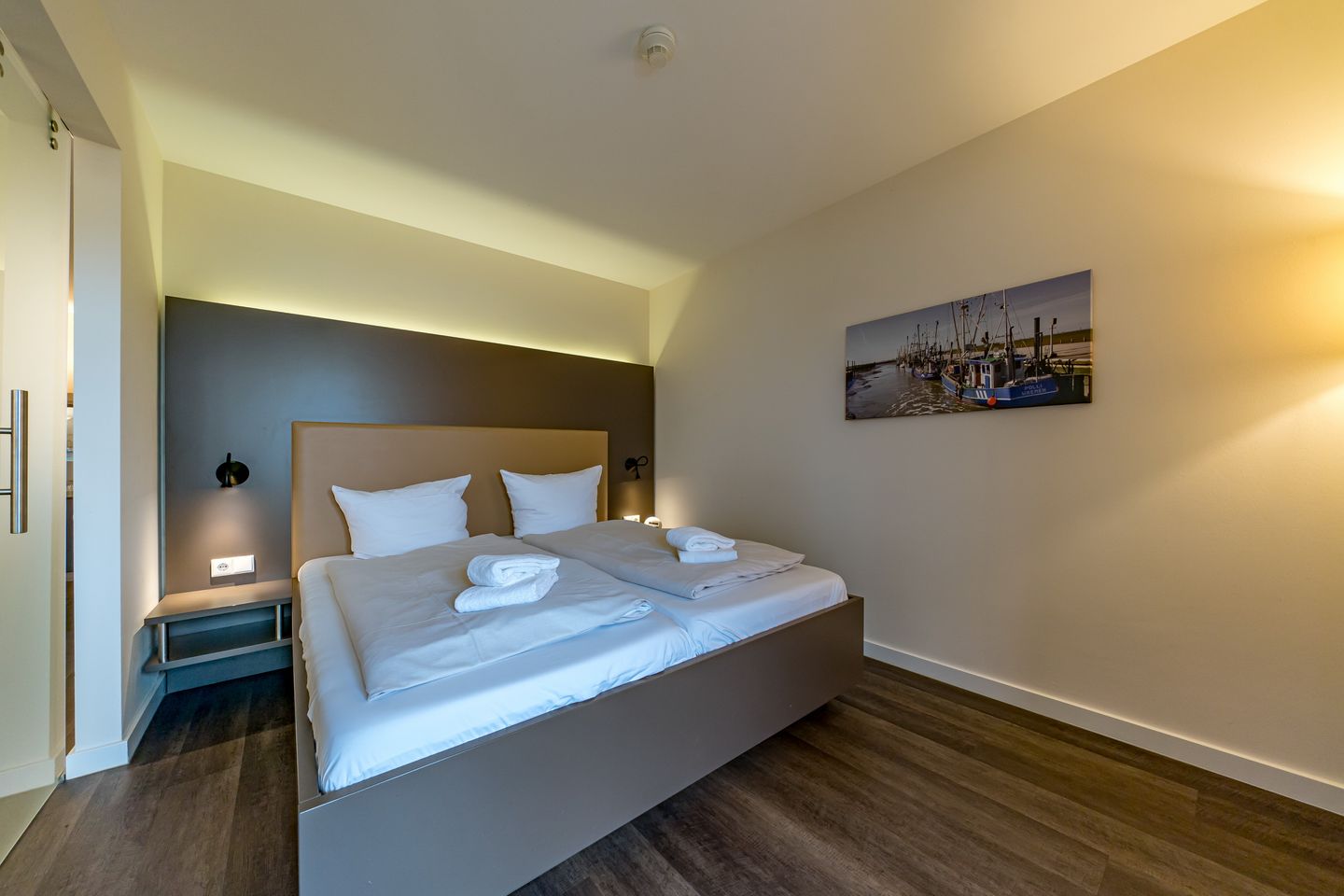 Resort Deichgraf Resort Deichgraf 27-05 Wremen - Schlafzimmer mit Doppelbett