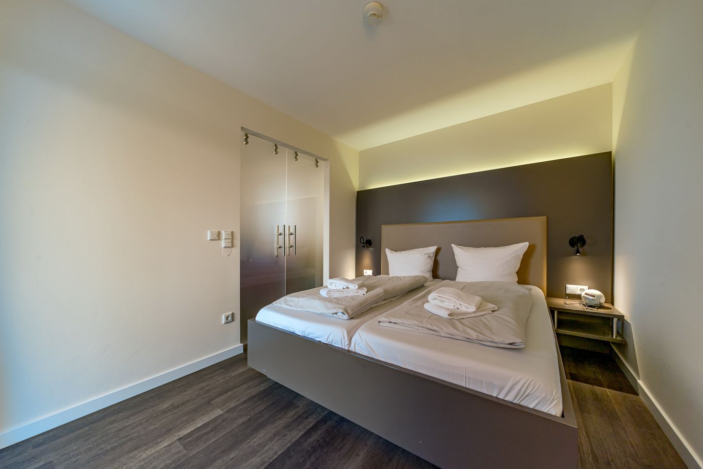 Resort Deichgraf Resort Deichgraf 27-05 Wremen - Schlafzimmer mit Doppelbett