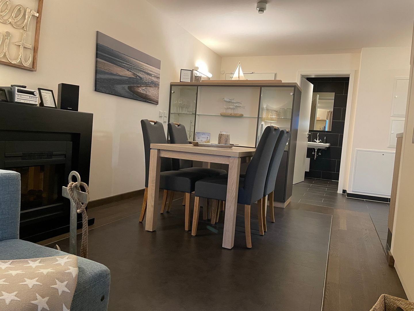 Resort Deichgraf Resort Deichgraf 27-12 Wremen - Wohn-/Essbereich mit Sitzgelegenheit