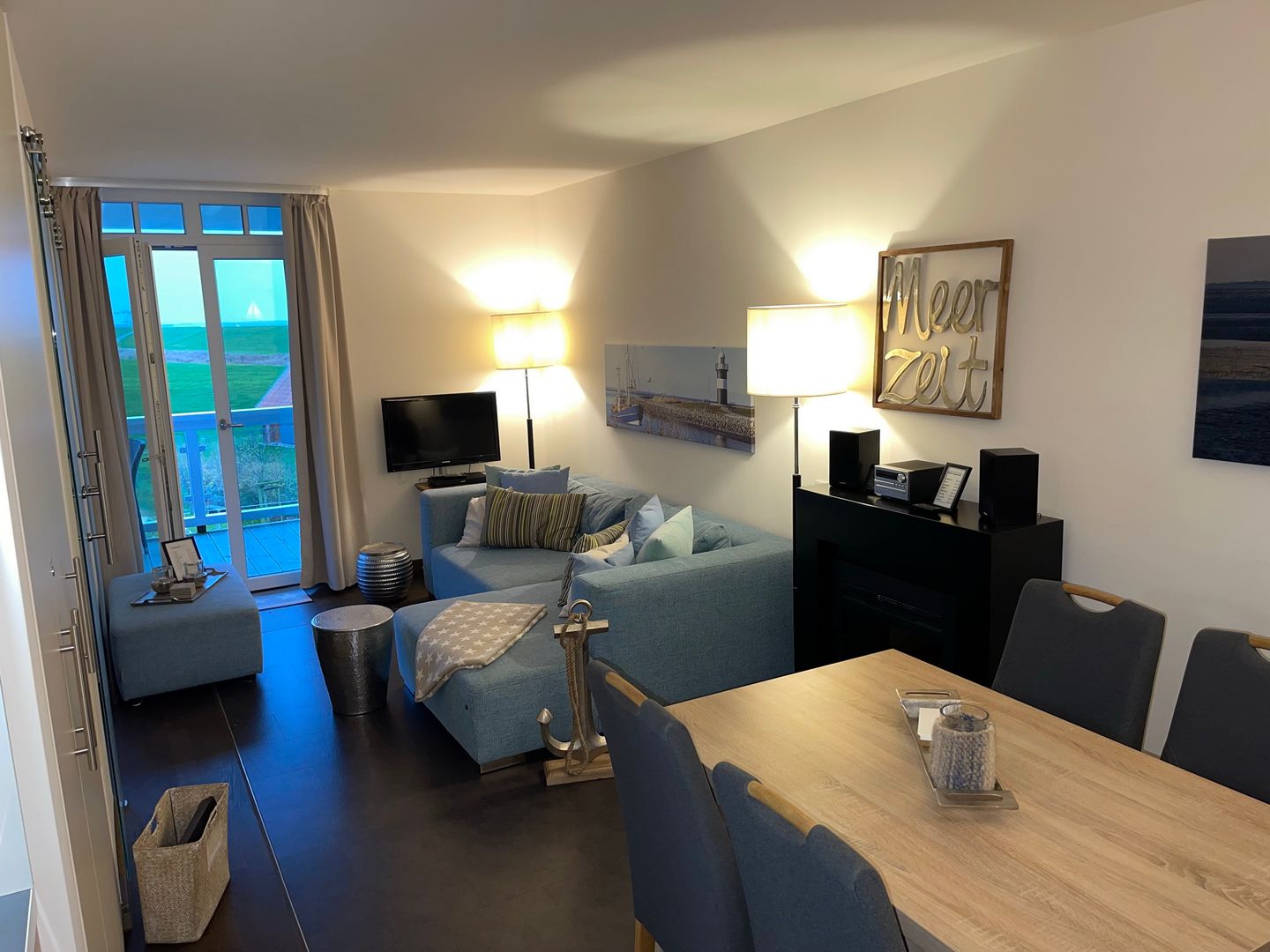 Resort Deichgraf Resort Deichgraf 27-12 Wremen - Wohn-/Essbereich mit Sitzgelegenheit