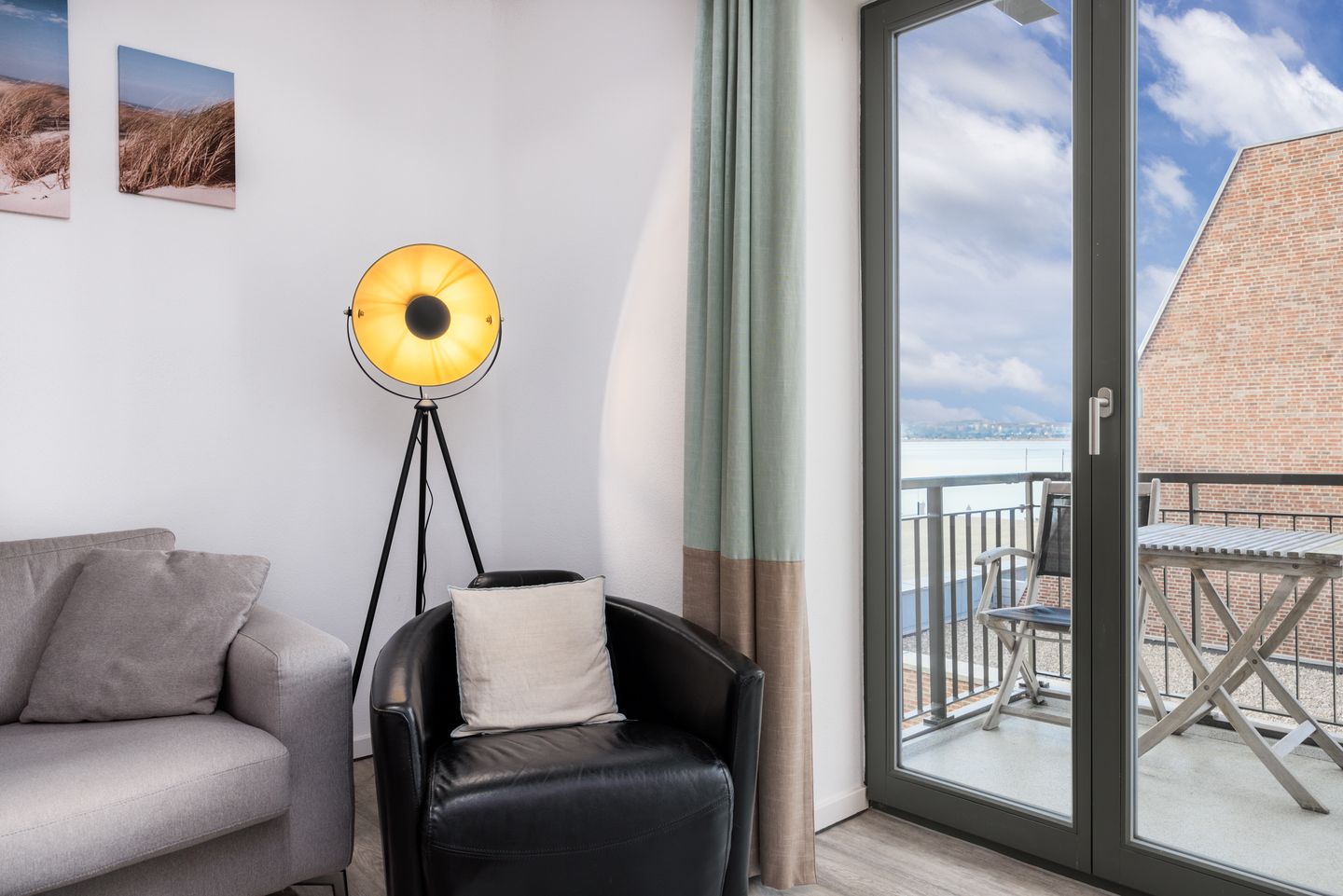 Ohlerich Speicher Ohlerich Speicher 2-13 Wismar - Wohnbereich mit Sessel, Couch und Ausblick