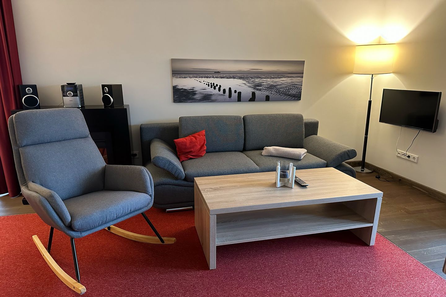 Resort Deichgraf Resort Deichgraf 27-01 Wremen - Wohnbereich mit Couch, Schaukelstuhl und Flatscreen TV