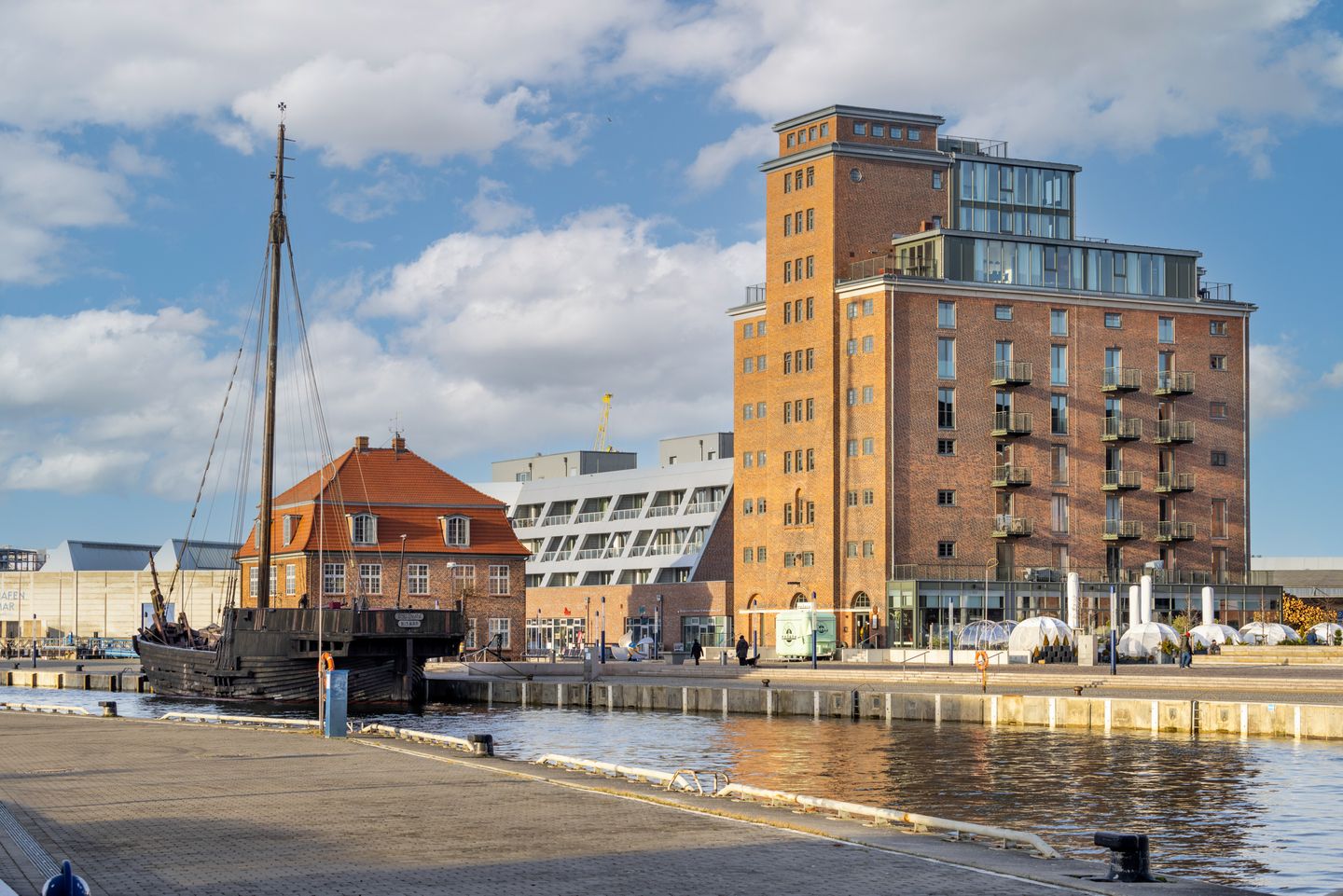  Ohlerich Speicher Wismar - Ohlrich Speicher mit Poeler Kogge "WISSEMARA"