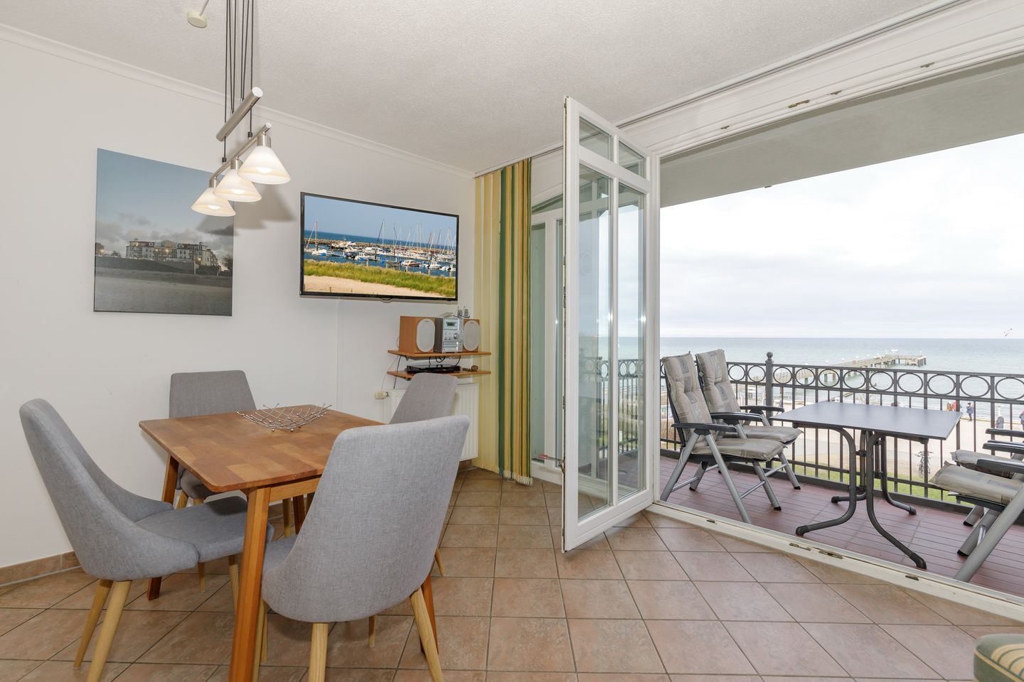 Apartmenthaus Atlantik Apartmenthaus Atlantik 211 Kühlungsborn - Wohn-/Essbereich mit Zugang zum Balkon