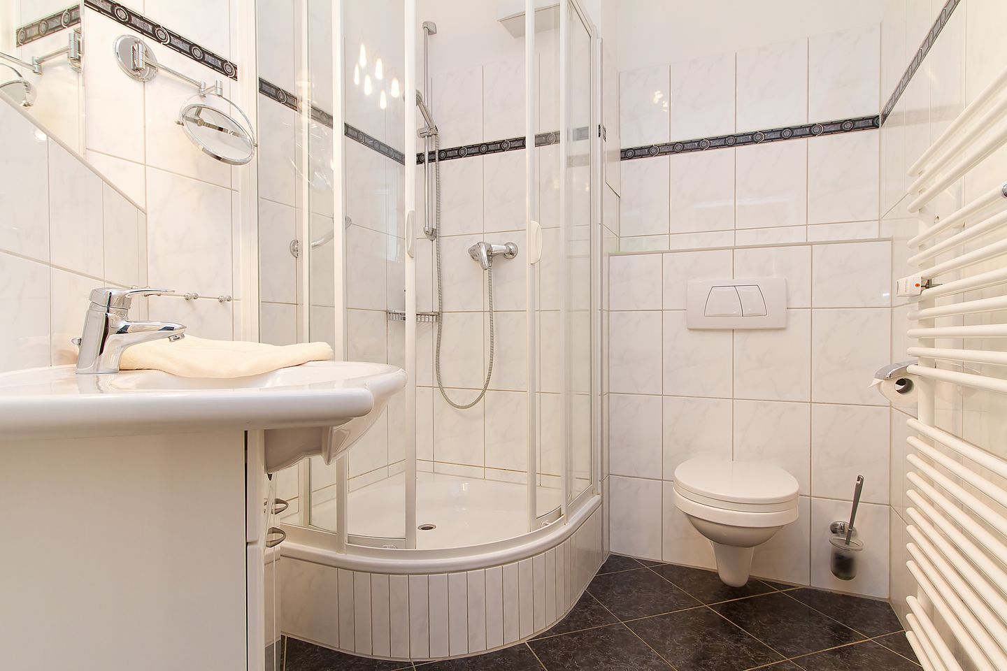 Apartmenthaus Atlantik Apartmenthaus Atlantik 211 Kühlungsborn - Badezimmer mit Waschtisch