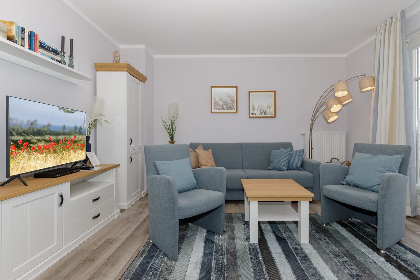 Meeresblick Meeresblick 324 Kühlungsborn - Wohn-Essbereich mit Couch und Flatscreen-TV