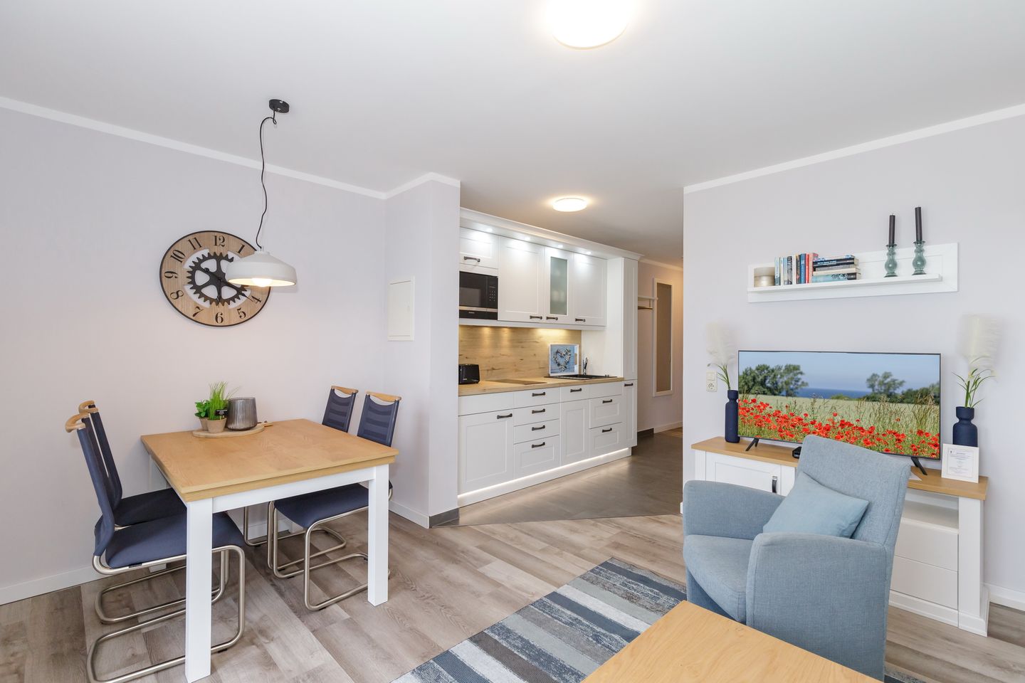 Meeresblick Meeresblick 324 Kühlungsborn - Wohn-Essbereich mit Couch und Küchenzeile