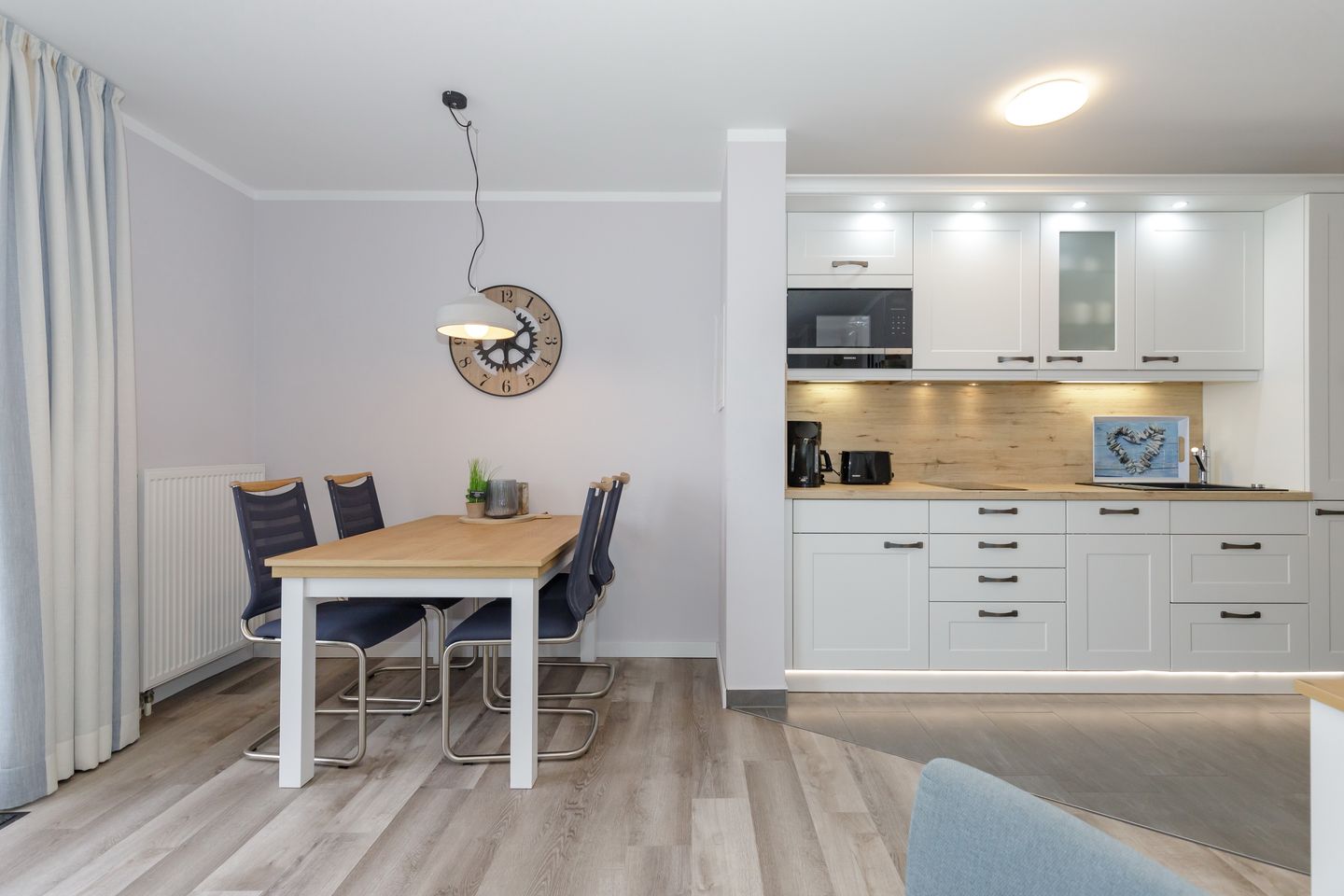 Meeresblick Meeresblick 324 Kühlungsborn - Wohn-Essbereich mit Esstisch, Sitzgelegenheit und Küchenzeile