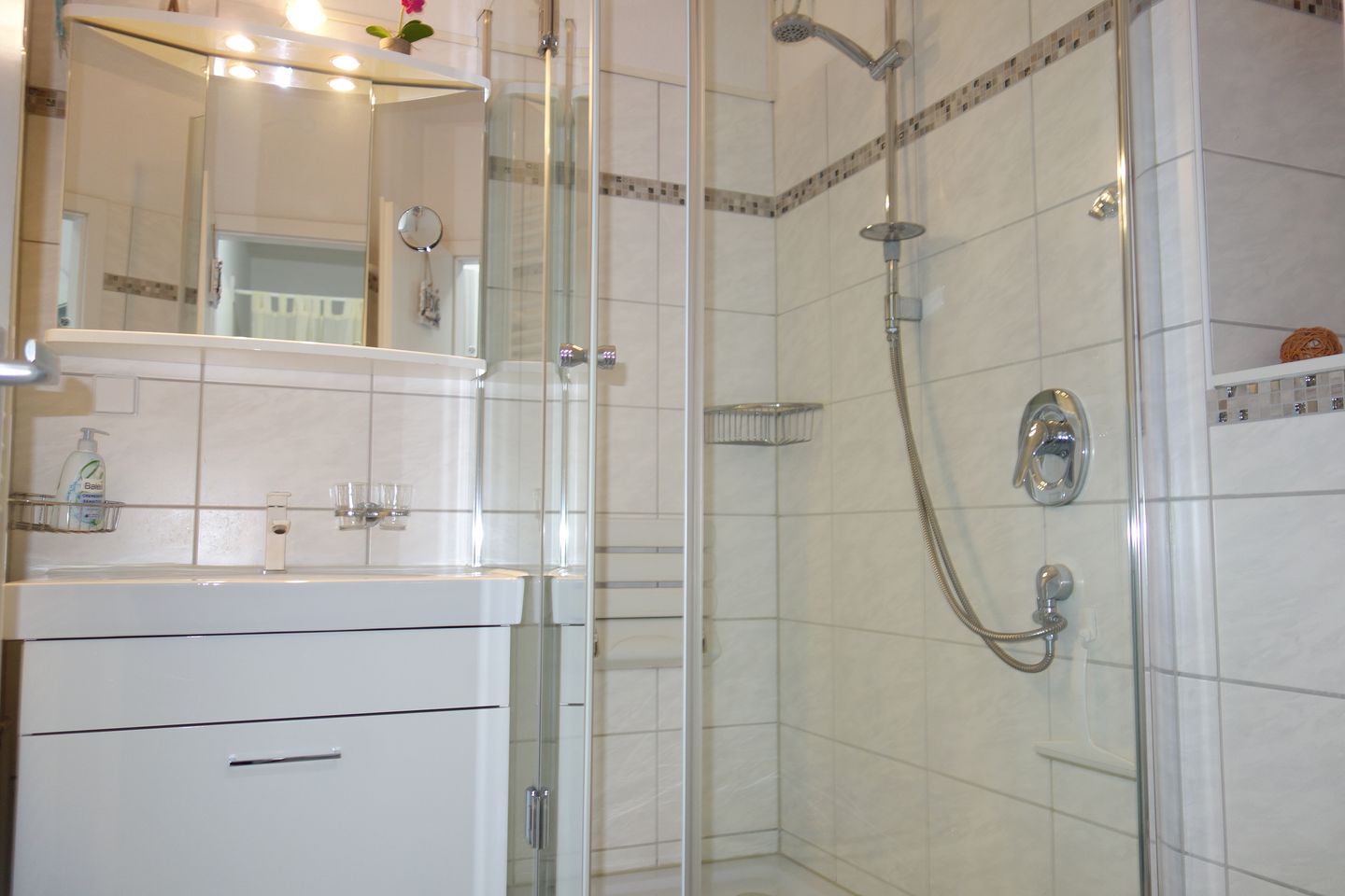 Ferienpark Hahnenklee Apartment "Abendsonne" Hahnenklee - Bad mit großer Dusche und WC