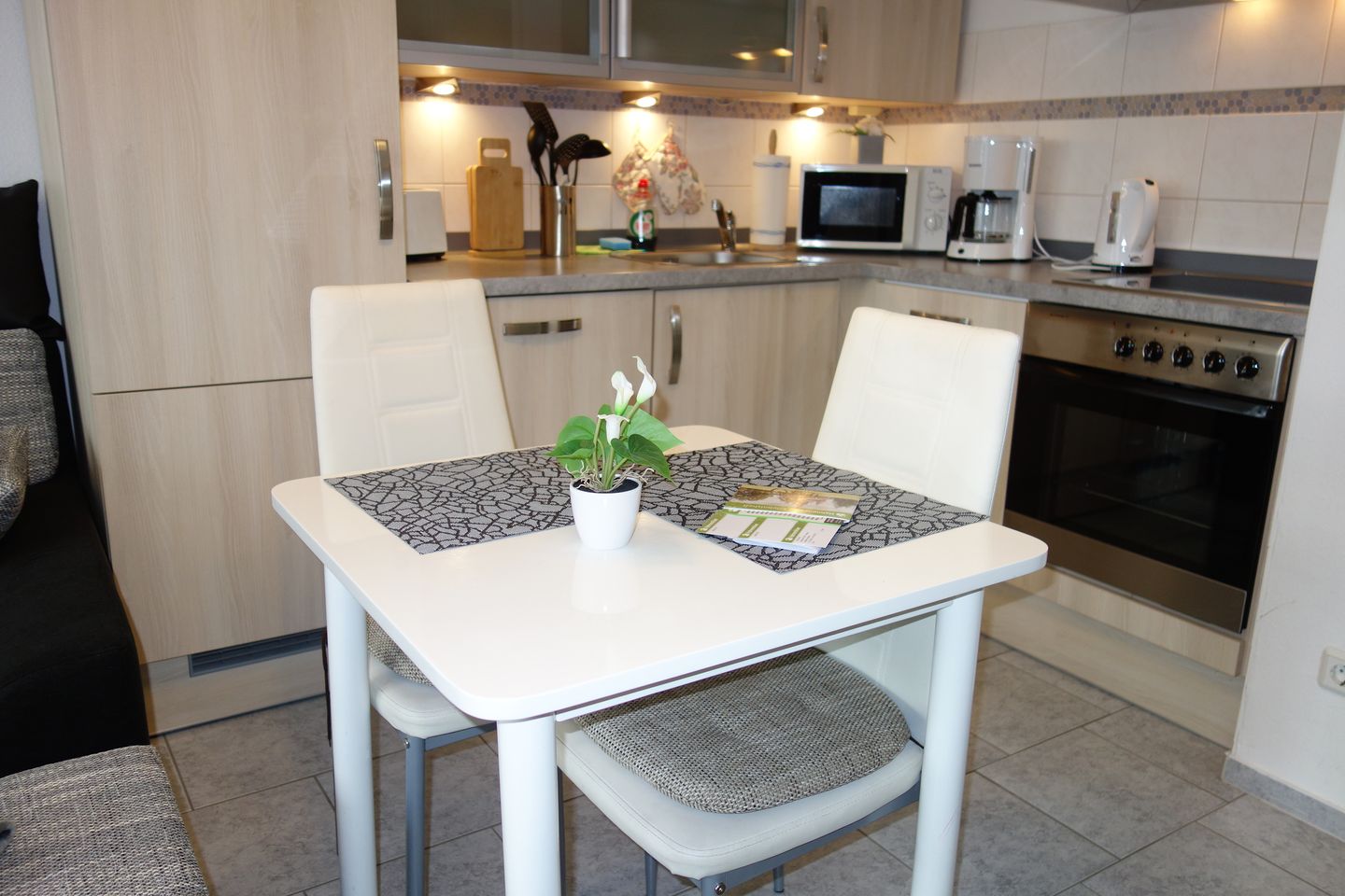 Ferienpark Hahnenklee Apartment "Abendsonne" Hahnenklee - Gut ausgestattete Küche mit Backofen und Spülmaschine