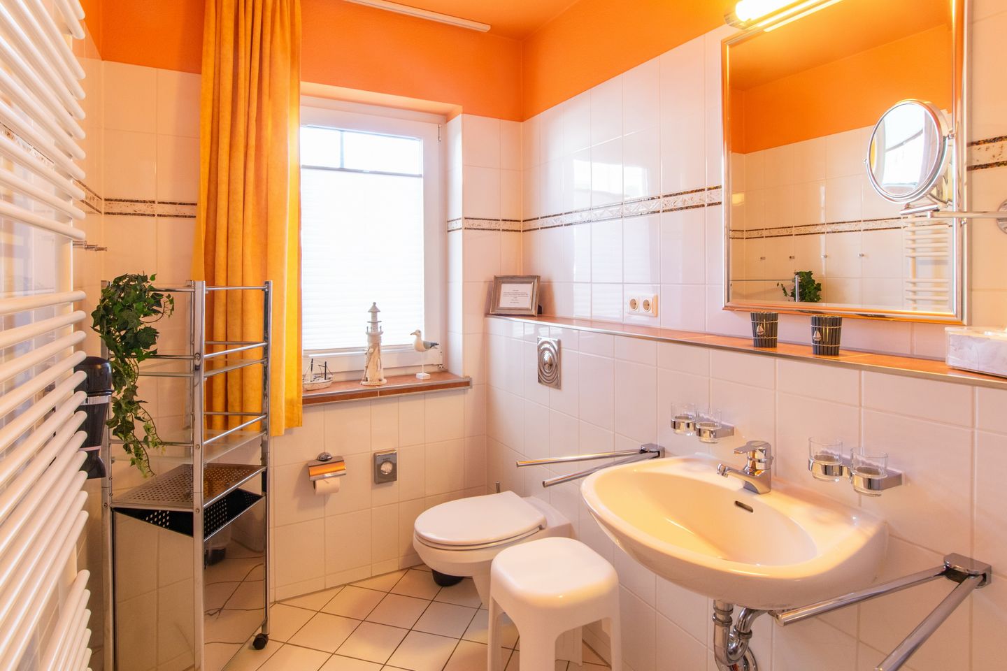Inselstrand Inselstrand 102 Usedom - Badezimmer mit Badewanne, Waschtisch und WC