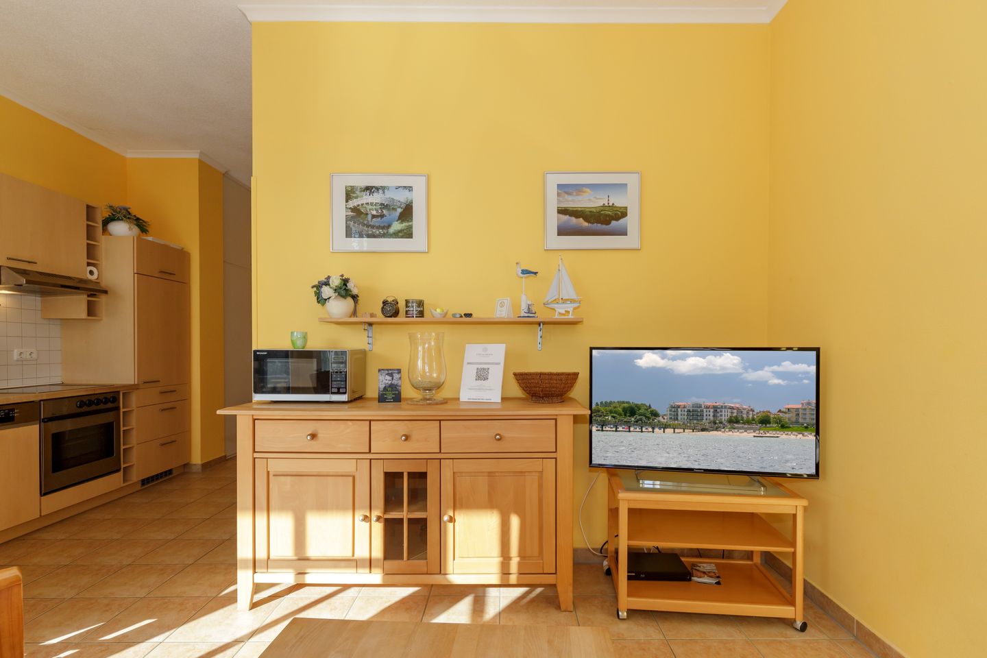 Apartmenthaus Atlantik Apartmenthaus Atlantik 004 Kühlungsborn - Wohn-Essbereich mit Couch und Flatscreen-TV