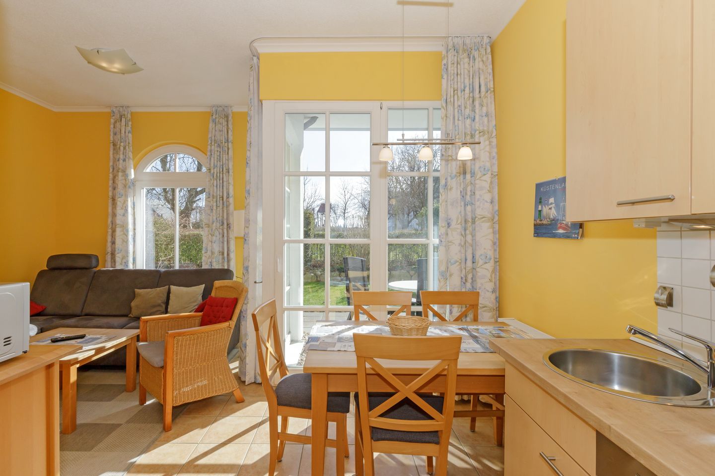 Apartmenthaus Atlantik Apartmenthaus Atlantik 004 Kühlungsborn - Küchenzeile mit Esstisch und Sitzgelegenheit