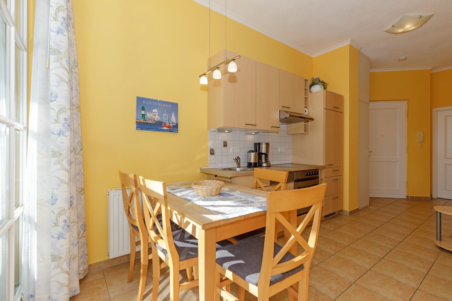 Apartmenthaus Atlantik Apartmenthaus Atlantik 004 Kühlungsborn - Küchenzeile mit Esstisch und Sitzgelegenheit