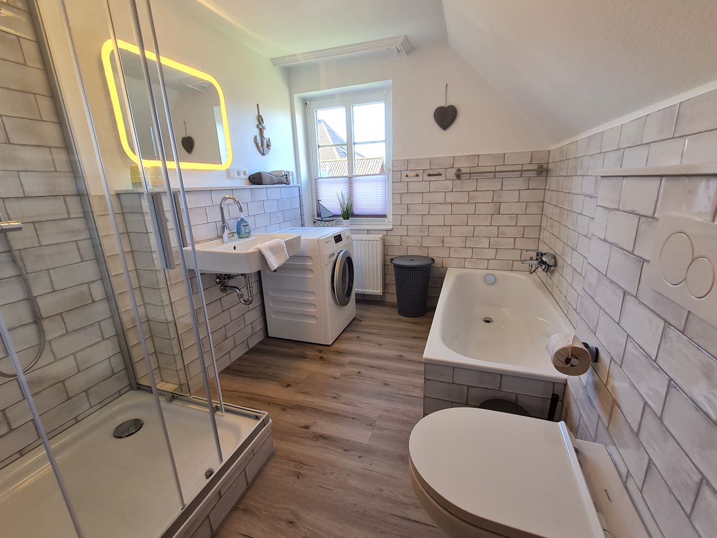  Ferienhaus Ellen, OG Whg.  - Badezimmer