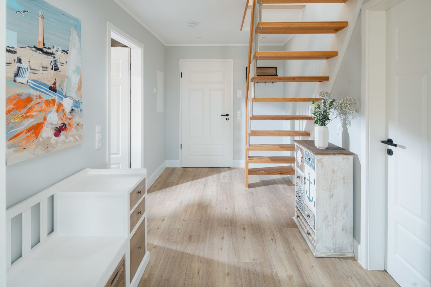 SandWärme Norderney - die insellotsen Norderney / SandWärme - Flur mit Treppe zum Dachgeschoss