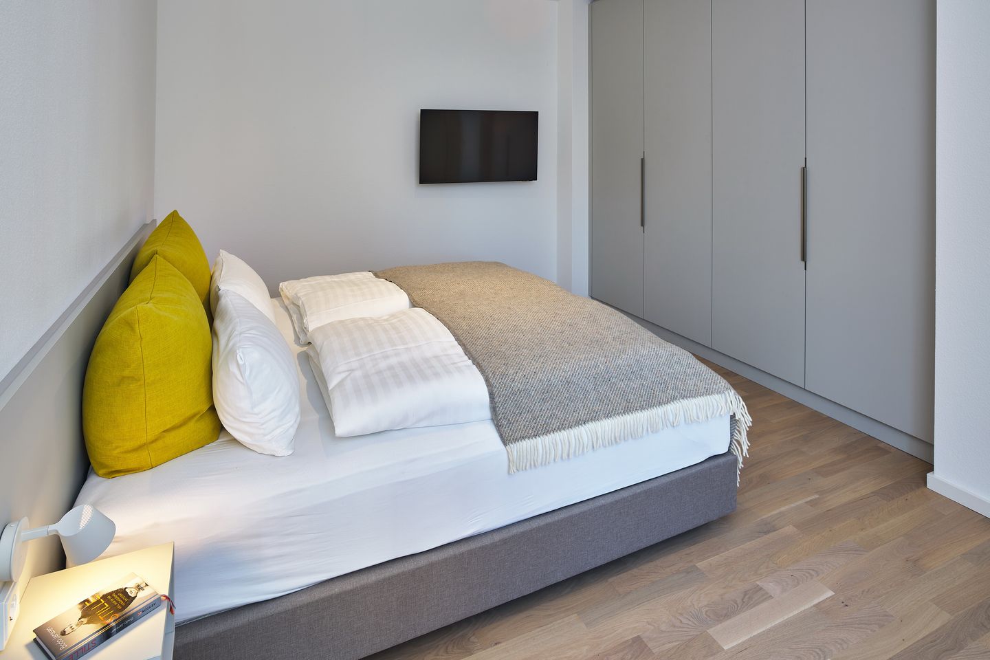 Lüttjeod Apartmentvilla Lüttjeod Apartmentvilla 02 Langeoog - Schlafzimmer mit Doppelbett, Kleiderschrank und Flatscreen TV