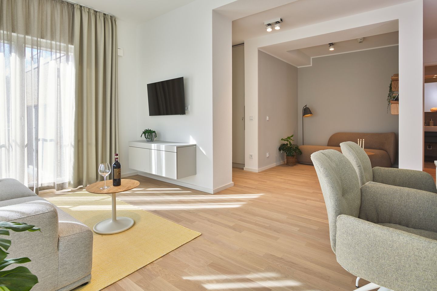 Lüttjeod Apartmentvilla Lüttjeod Apartmentvilla 02 Langeoog - Wohn-Essbereich mit Flatscreen-TV und Blick in den Flur