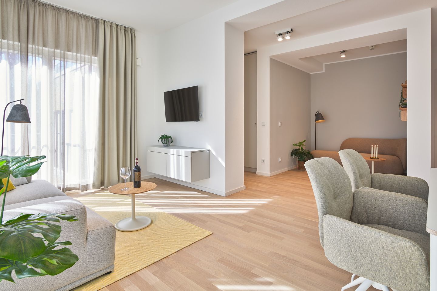 Lüttjeod Apartmentvilla Lüttjeod Apartmentvilla 02 Langeoog - Wohn-Essbereich mit Flatscreen-TV und Blick in den Flur