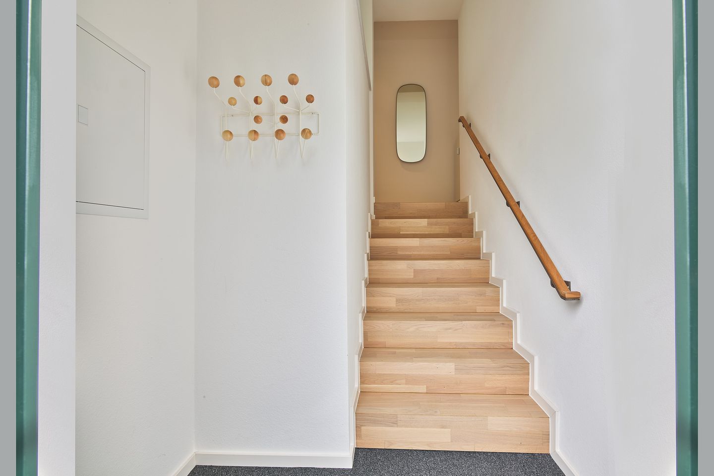 Lüttjeod Apartmentvilla Lüttjeod Apartmentvilla 02 Langeoog - Flur mit Garderobe und Treppe