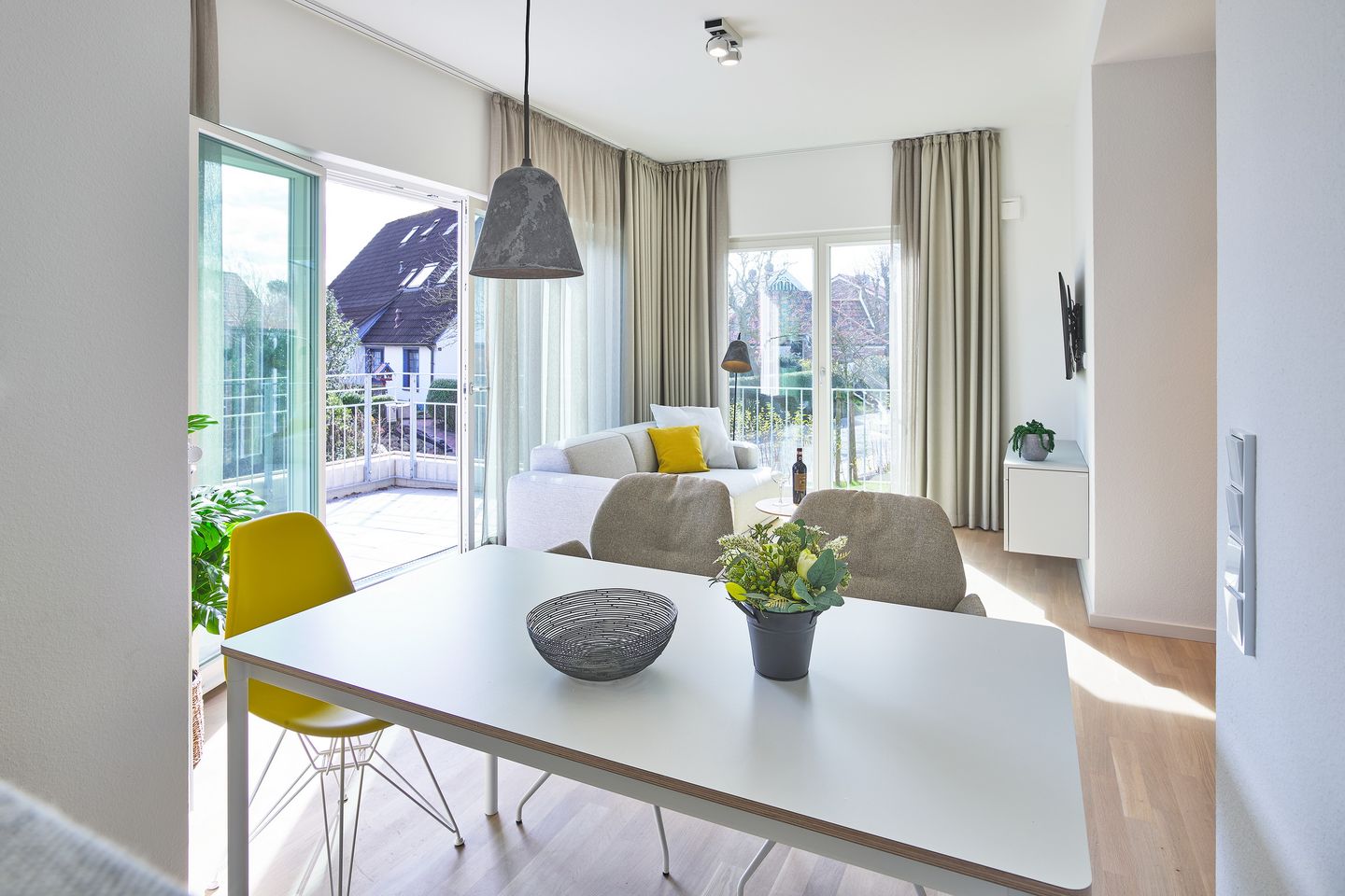 Lüttjeod Apartmentvilla Lüttjeod Apartmentvilla 02 Langeoog - Wohn-Essbereich mit Esstisch und Sitzgelegenheit